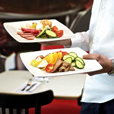 Ibis Ostrobramska 2*