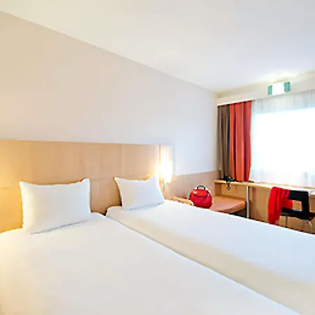 Ibis Ostrobramska ホテル 2*