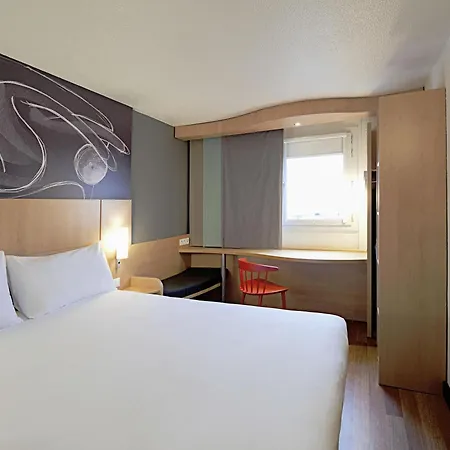 Ibis Ostrobramska 호텔 2*