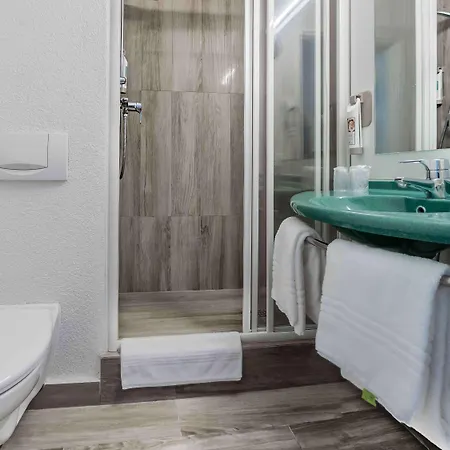 Ibis Ostrobramska 2*