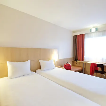 Ibis Ostrobramska 2*