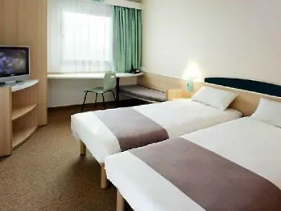 Ibis Ostrobramska Hotel 2*