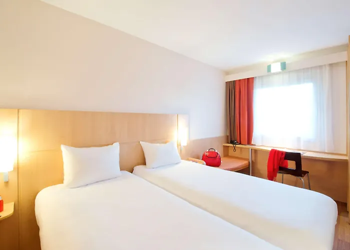 Отель Ibis Ostrobramska 2*