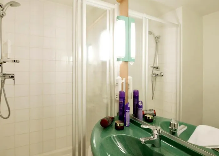 Ibis Ostrobramska 2*